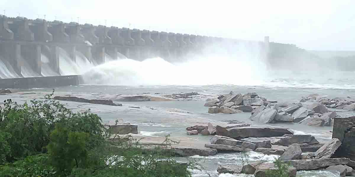 శ్రీరాంసాగర్‌ ప్రాజెక్టు 32 గేట్లు ఎత్తివేత