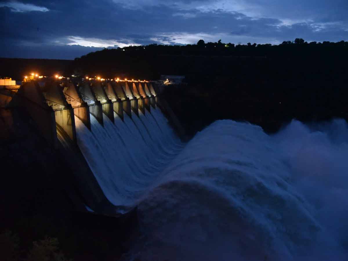 శ్రీశైలానికి పెరిగిన పర్యాటకుల తాకిడి