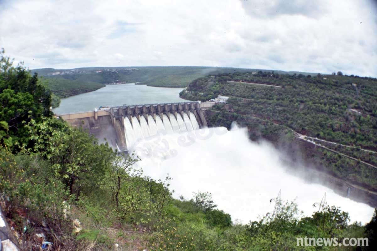 Srisailam Reservoir | శ్రీశైలం జ‌లాశ‌యం నుంచి కొన‌సాగుతోన్న నీటి విడుద‌ల‌