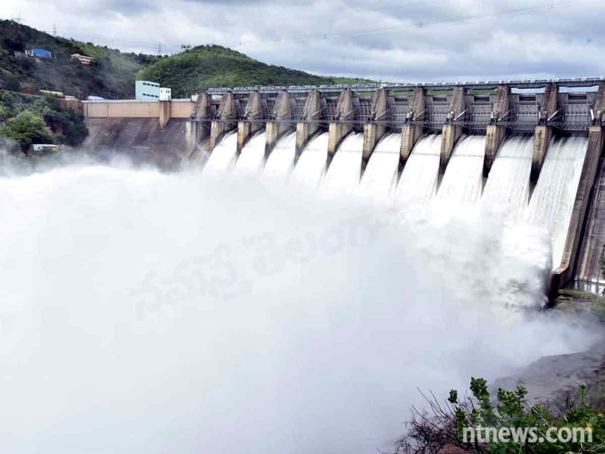 శ్రీశైలం గేట్లు ఎత్తివేత‌.. సాగ‌ర్ దిశ‌గా కృష్ణ‌మ్మ ప‌రుగులు