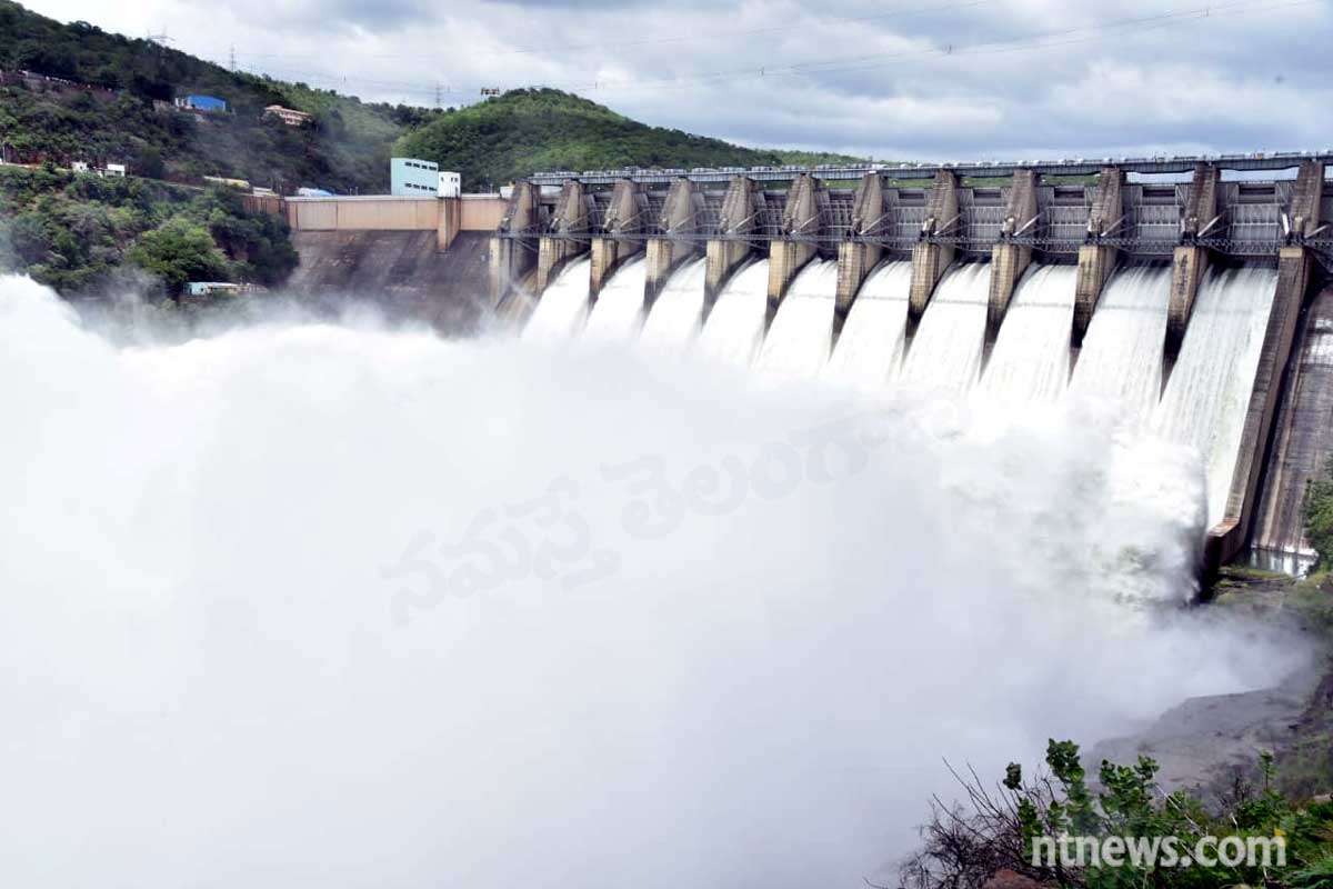 Heavy Floods : కృష్ణా ప్రాజెక్టులకు కొనసాగుతున్న భారీ వరద