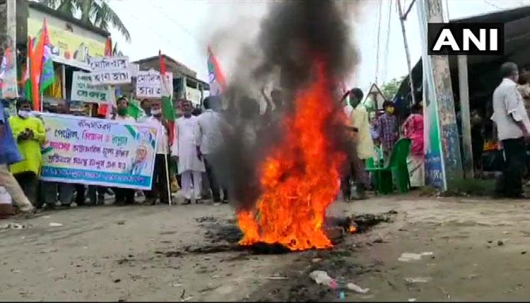 గ్యాస్‌, పెట్రో ధ‌ర‌ల పెంపుపై తృణ‌మూల్ వినూత్న‌ నిర‌స‌న‌లు