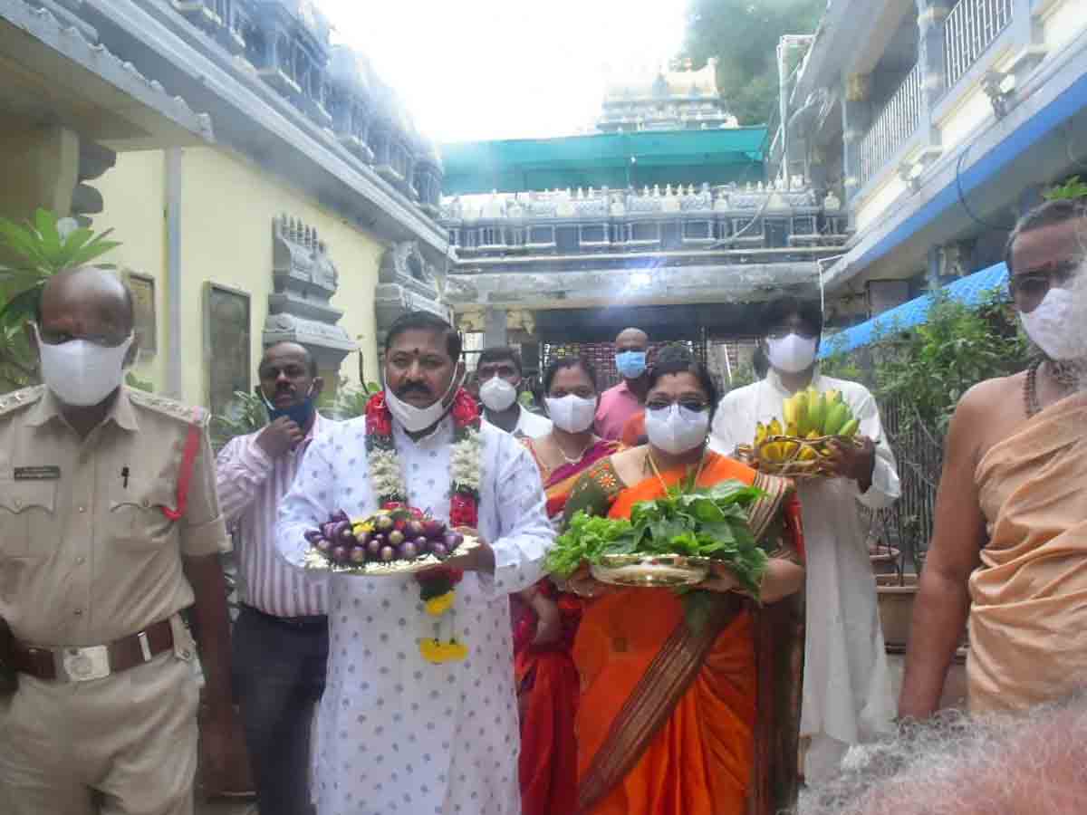 బెజ‌వాడ క‌న‌క‌దుర్గ‌మ్మ‌ను ద‌ర్శించుకున్న తెలంగాణ ఎస్ఈసీ