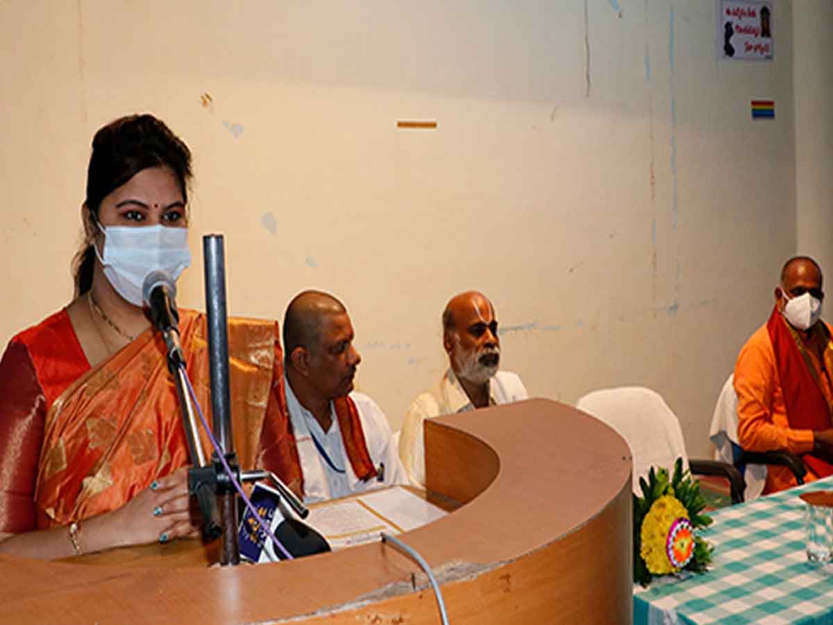 ప్రతి ఉద్యోగీ మొక్క నాటాలి..