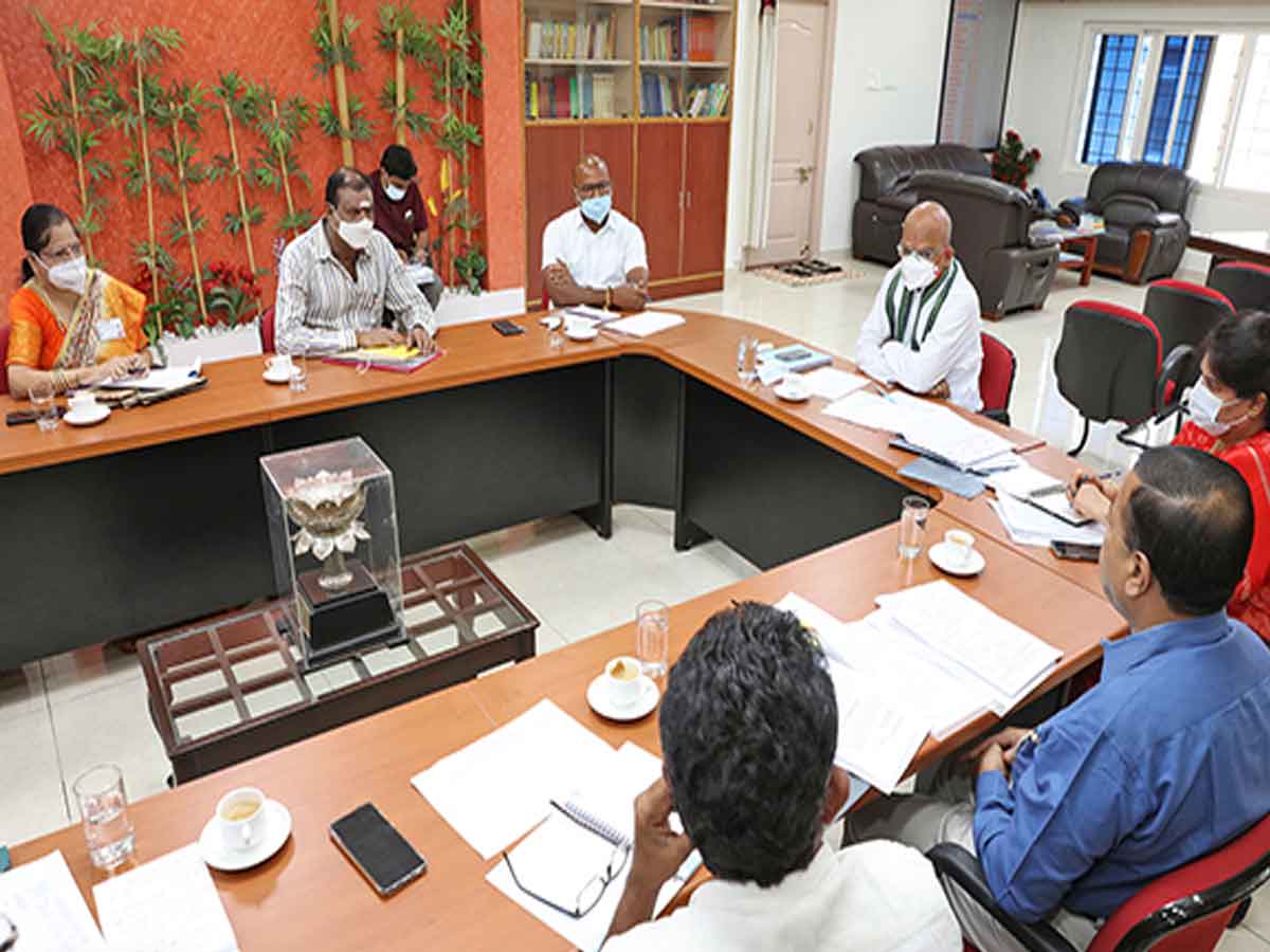 ఆల‌యాల భూములు ఖాళీగా ఉంచొద్దు: టీటీడీ ఈఓ