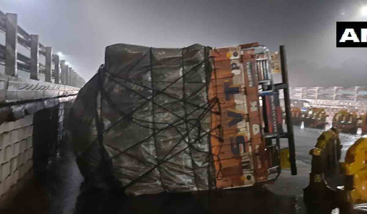 20 ట‌న్నుల ట‌మాటాతో వెళ్తున్న లారీ బోల్తా.. వీడియో