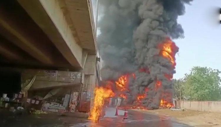 ఫ్లైవోవ‌ర్‌ పైనుంచి ప‌డి ద‌గ్ధ‌మైన లారీ..!