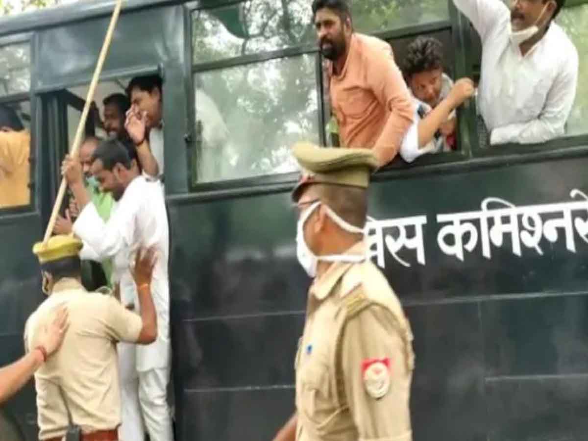 యూపీ కాంగ్రెస్ చీఫ్, కార్యకర్తలు అరెస్ట్