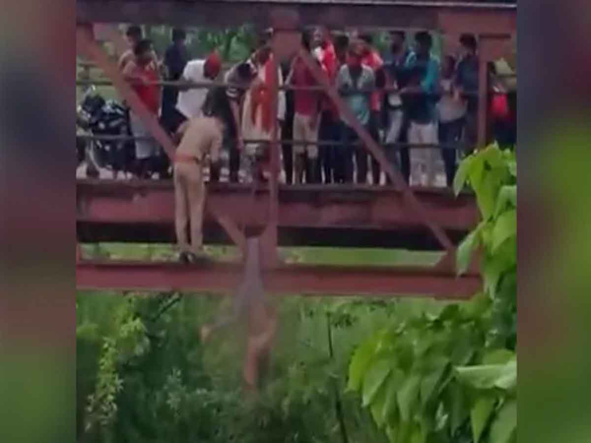 జీన్స్‌ ధరించిందని బాలికను కొట్టి చంపి పడేశారు.. వంతెనపై వేలాడిన మృతదేహం