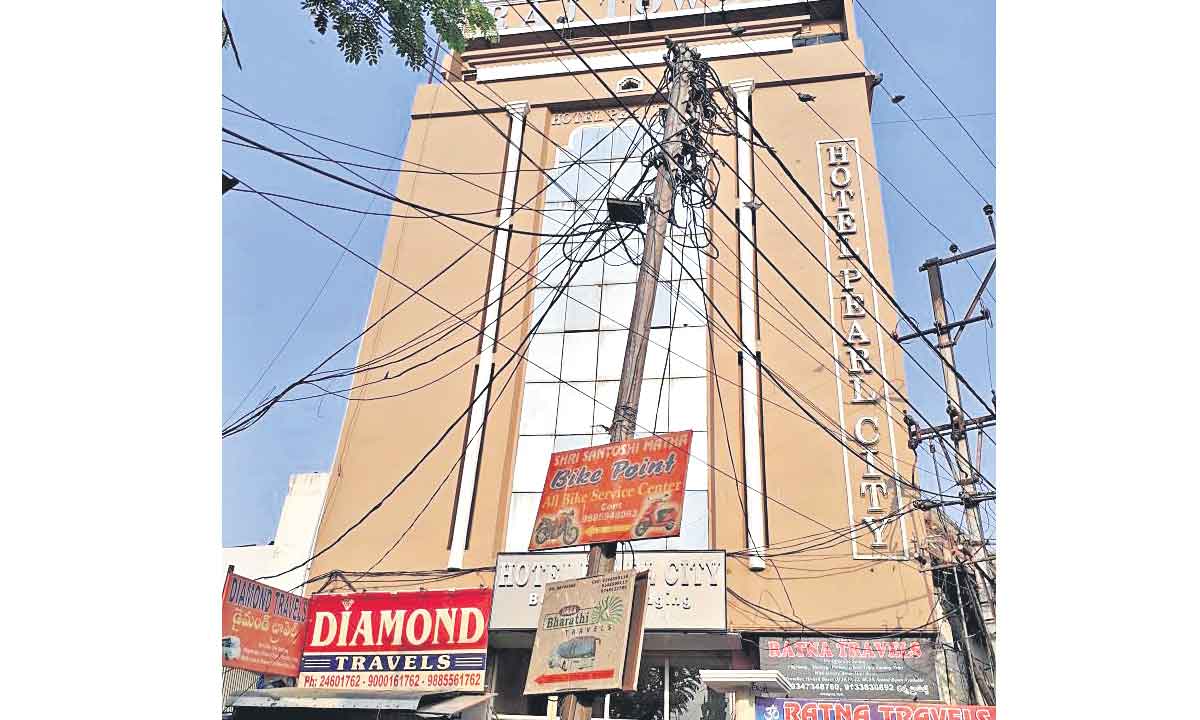 నకిలీ దస్తావేజులతో కోట్ల ఆస్తి విక్రయం