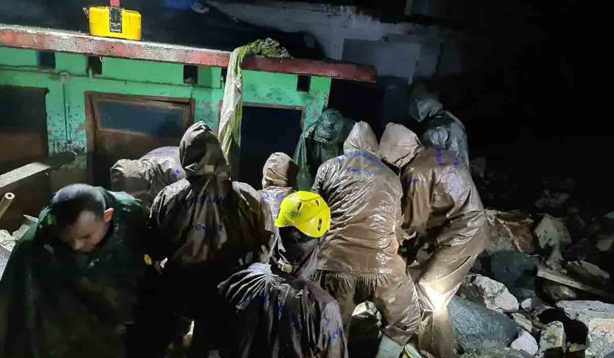 భారీ వర్షానికి కుప్పకూలిన ఇళ్లు.. ముగ్గురు మృతి