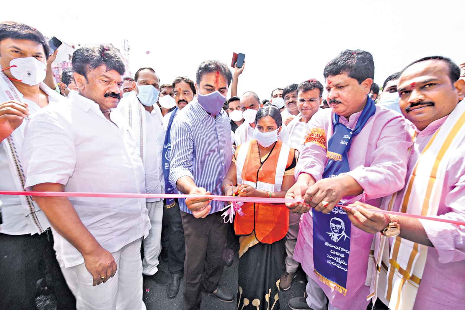 స్కైవేలకు స్థలమివ్వరేం?