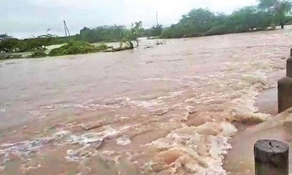 కుంటాల వాగులో చిక్కుకున్న ఇద్దరు గ్రామస్తులు