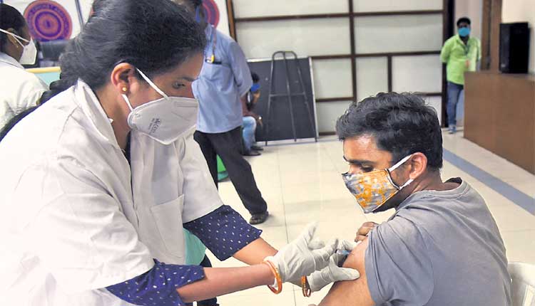 విద్యాసంస్థ‌ల్లో 100 శాతం వ్యాక్సినేష‌న్‌కు ప్ర‌భుత్వం మార్గ‌ద‌ర్శ‌కాలు