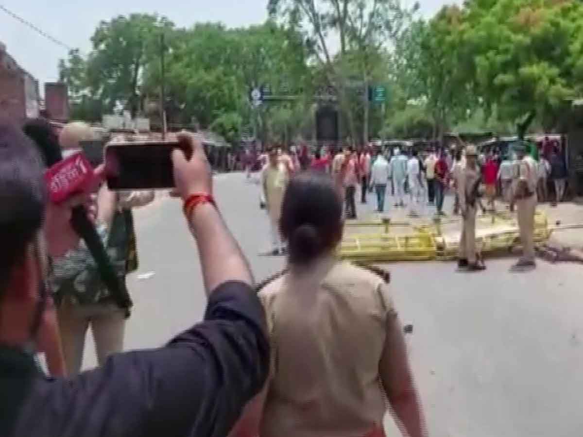 యూపీ స్థానిక ఎన్నికల్లో పలు చోట్ల హింసాత్మక ఘటనలు