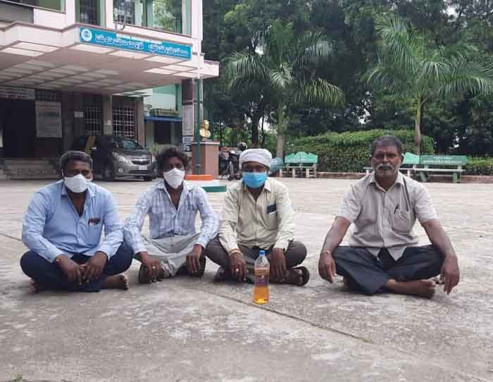 వేతనాల కోసం ఆందోళన