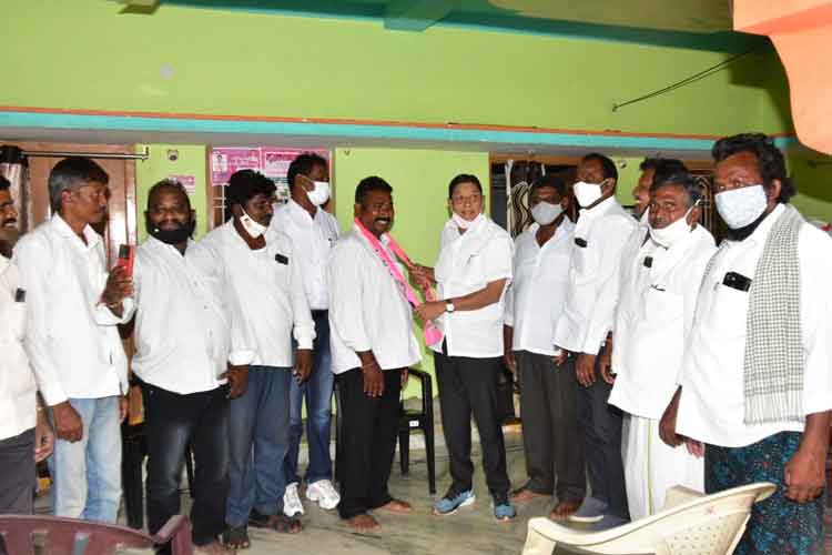 అభివృద్ధిని చూసి టీఆర్‌ఎస్‌లో చేరికలు
