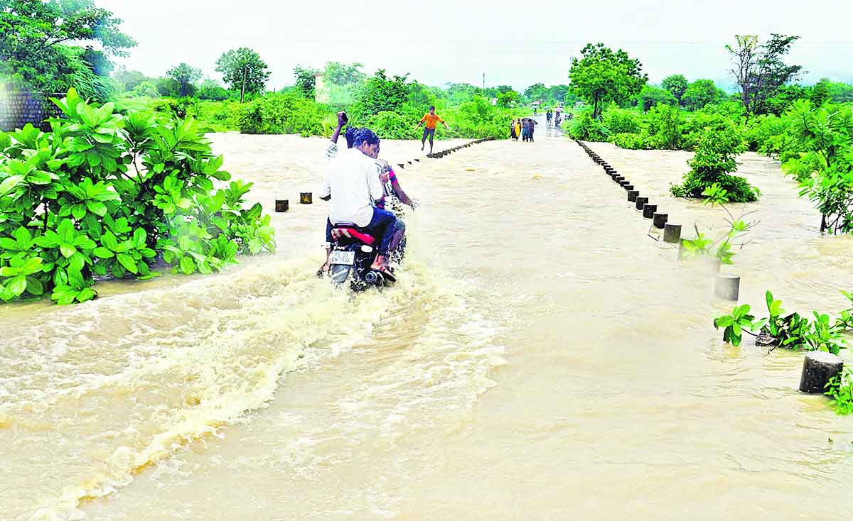 ముసిరి ముంచెత్తి