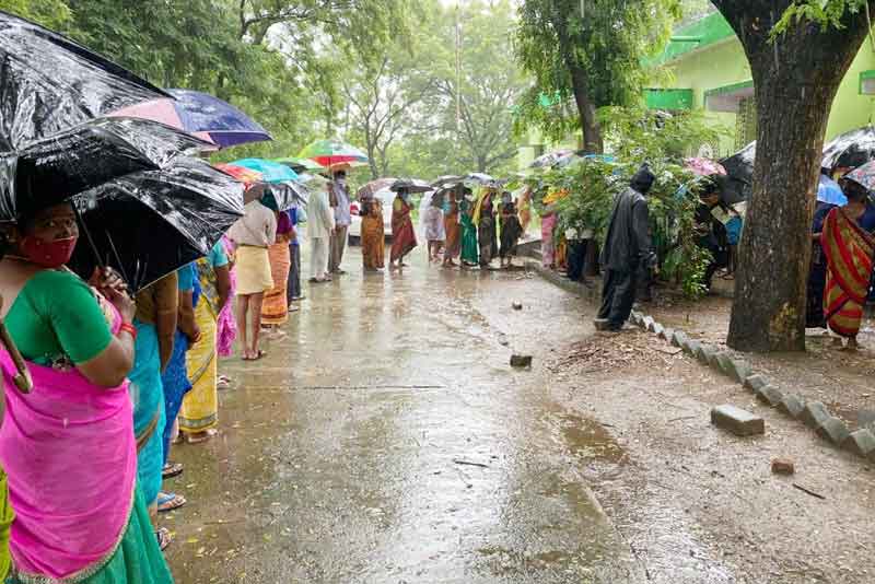 కరోనా టీకా కోసం పోటెత్తిన జనం