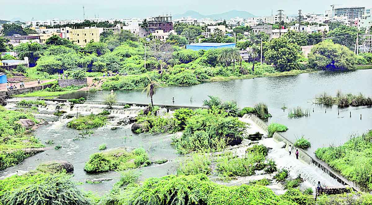 పోటెత్తిన వరద