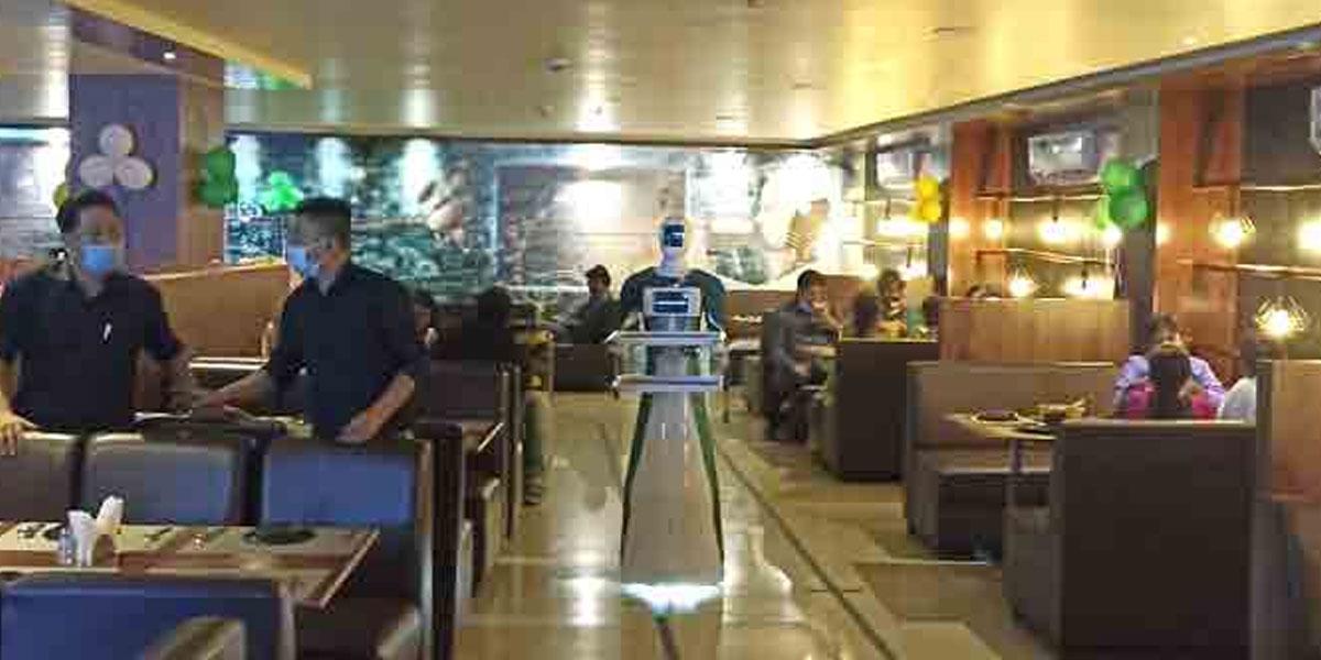 మైరా.. ఇది హైదరాబాదీ రోబో.. పిలిస్తే వడ్డిస్తుంది!