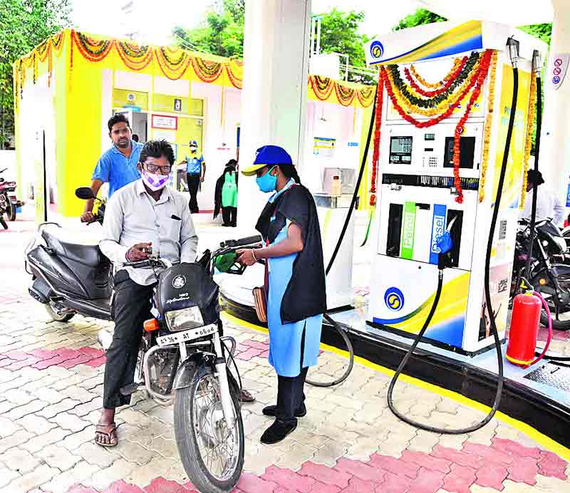 ఆదరించి.. దారిచూపి..