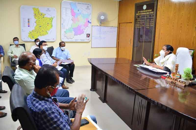 గడువులోగా పనులు పూర్తి చేయాలి