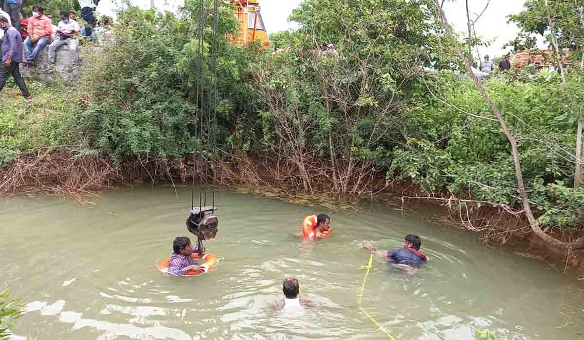 కరీంనగర్‌ జిల్లాలో వ్యవసాయ బావిలోకి దూసుకెళ్లిన కారు