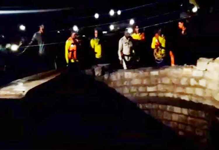 బాలికను కాపాడబోయి బావిలో పడ్డ 15 మంది!