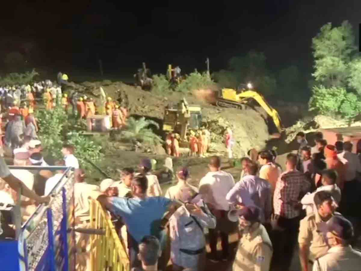 బావిలో పడిన బాలుడు.. ర‌క్షించ‌డానికి వెళ్లిన 40 మంది కూడా..