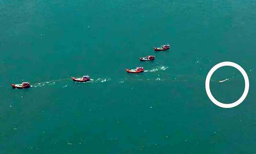 చేపల వేటకు వెళ్లి తొమ్మిది మంది మృతి