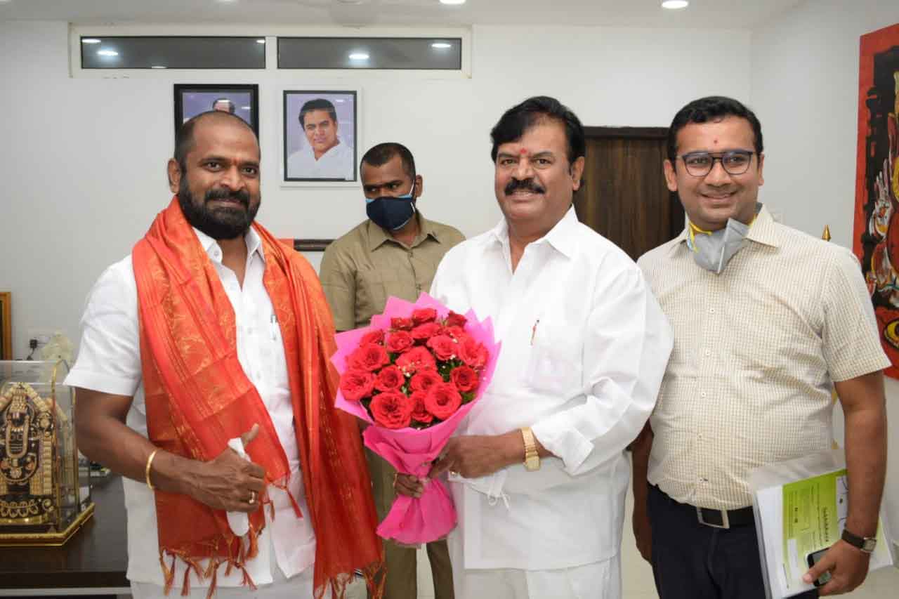 మంత్రి శ్రీనివాస్గౌడ్ను అభినందించిన టీఎఫ్సీ చైర్మన్ ప్రతాని