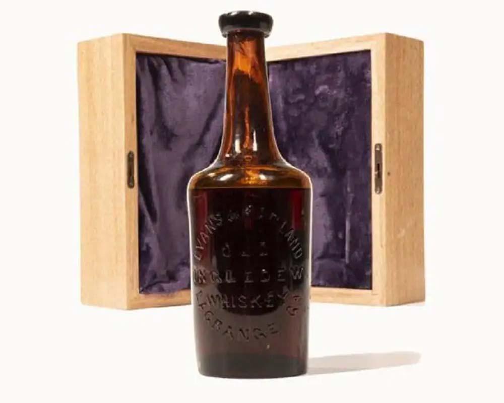 వేలంలో రూ.కోటి పలికిన మద్యం బాటిల్‌