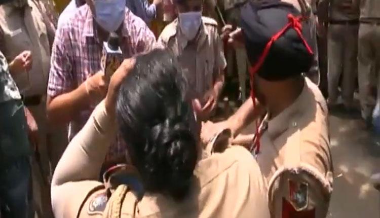 నిర‌స‌న ప్ర‌ద‌ర్శ‌న‌లో ఘ‌ర్ష‌ణ‌.. మ‌హిళా ఏఎస్సైకి గాయాలు.. వీడియో