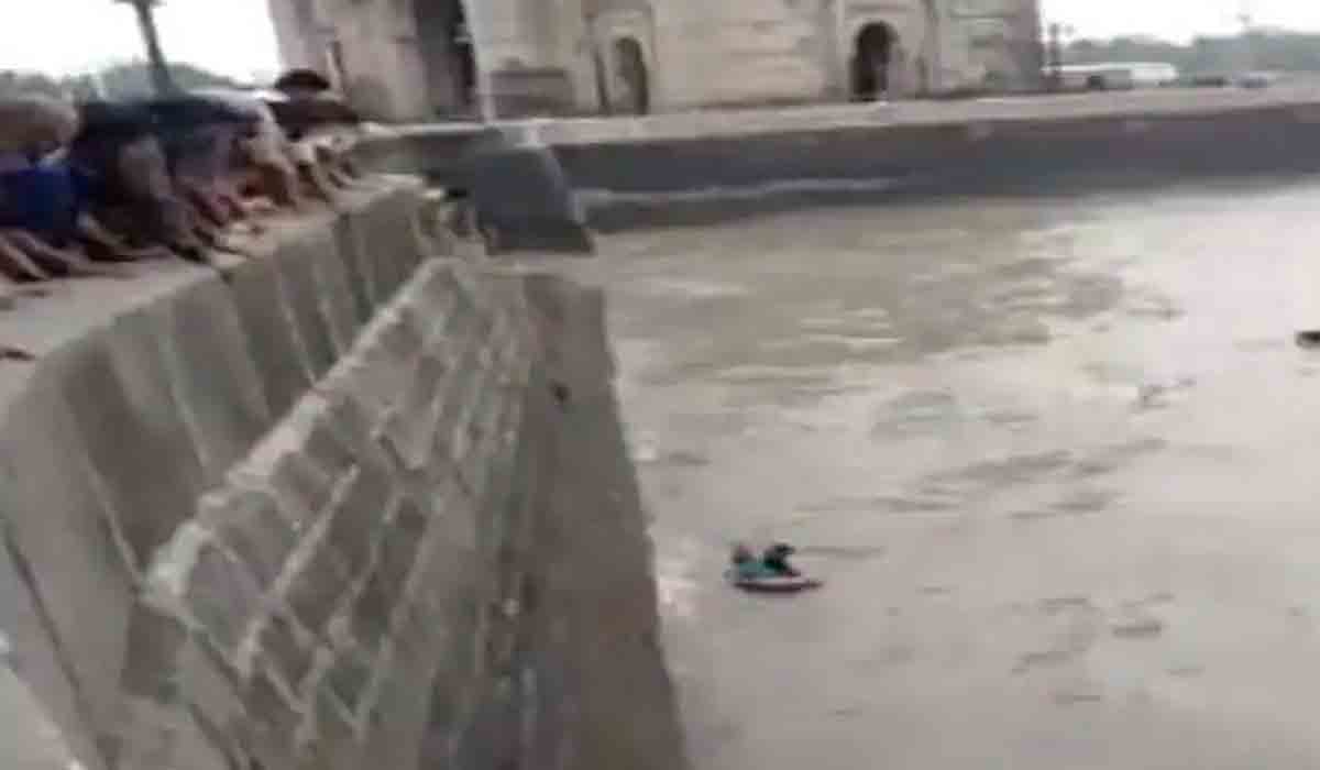 స‌ముద్రంలో ప‌డిపోయిన మ‌హిళ‌.. వీడియో వైర‌ల్