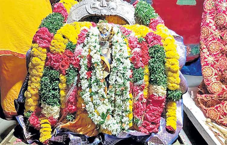 అమ్మవారికి ఊంజల్ సేవ