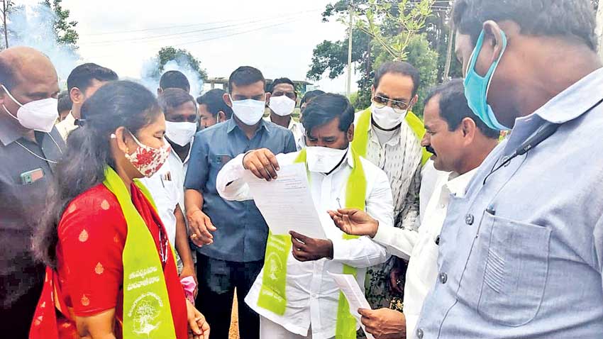 ప్రతి ఒక్కరూ మొక్కలు నాటి సంరక్షించాలి