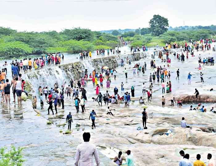 వర్షంలో ప్రయాణం.. ఈత సరదాతో ప్రాణాపాయం