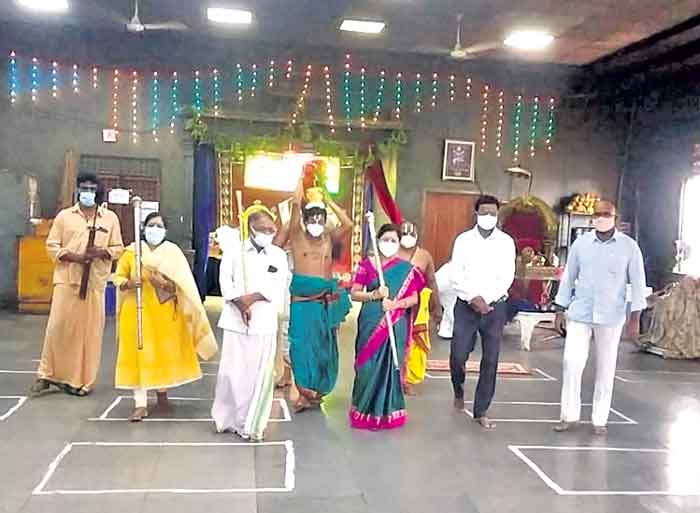 యాదాద్రిలో భక్తుల సందడి