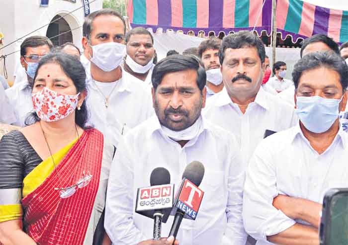 పచ్చదనానికి పెద్దపీట వేయాలి