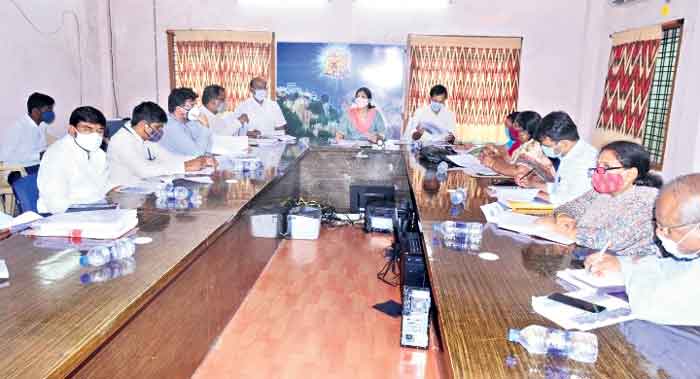 రైతు వేదికలను వెంటనే పూర్తి చేయాలి