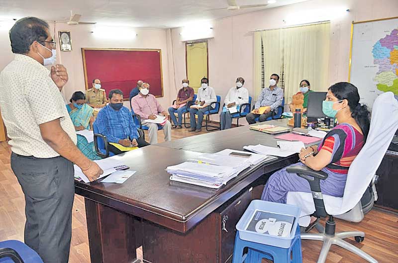 అధికారులు సమన్వయంతో పనిచేయాలి