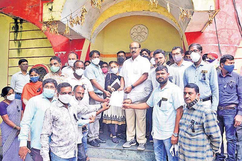 పెట్రోల్‌పోసి దాడికి పాల్పడిన వారిపై చర్యలు తీసుకోవాలి