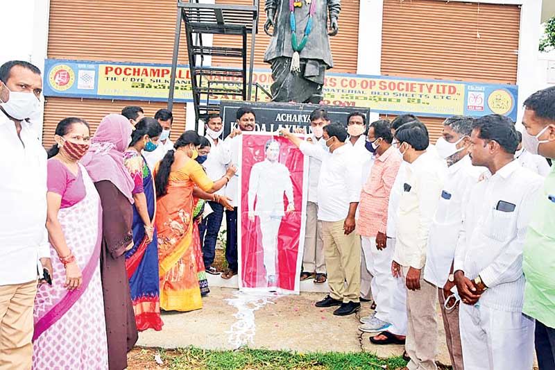 చేనేతలకు అండగా ప్రభుత్వం