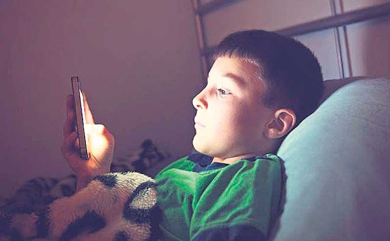 సెల్‌ఫోన్లలో బాల్యం బందీ