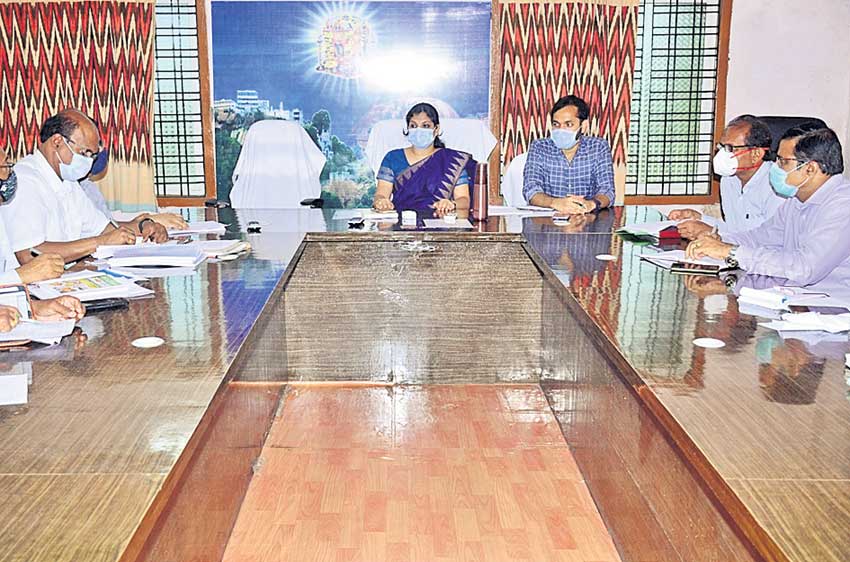 అధికారులు ప్రొటోకాల్‌ పాటించాలి