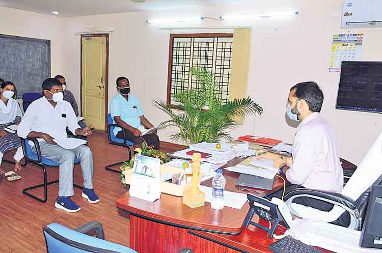 వీధి విక్రయదారులకు వెంటనే రుణం అందించాలి