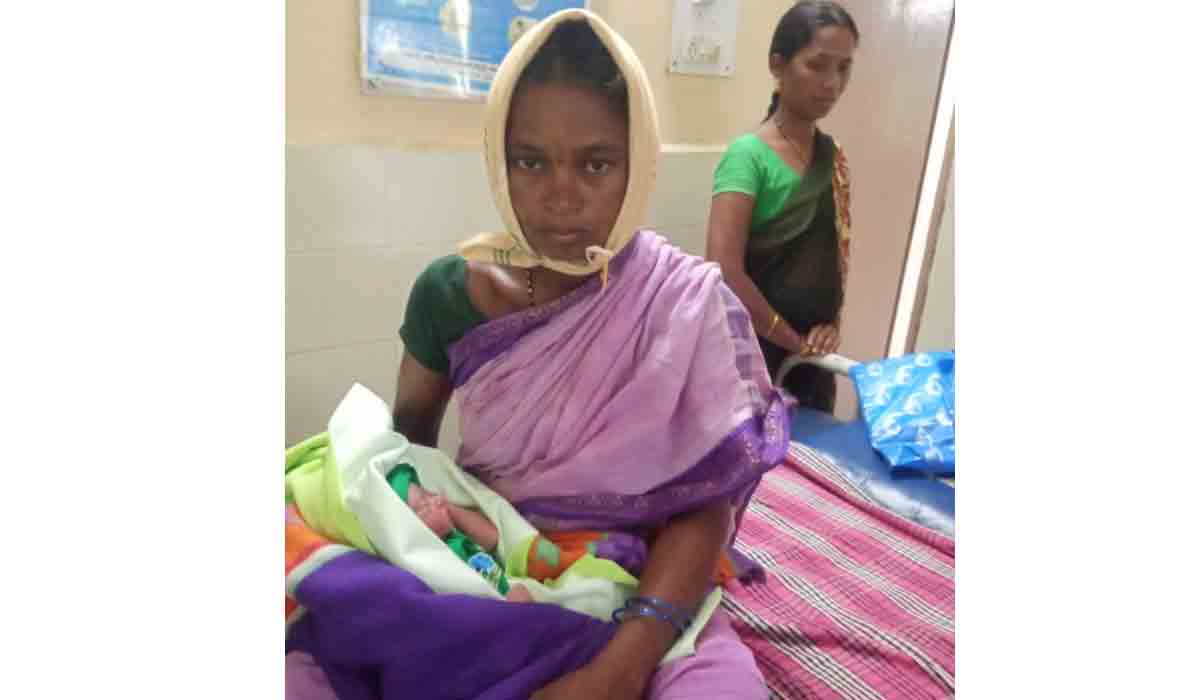 పురిటినొప్పుల‌తో వాగు దాట‌లేక‌.. అక్క‌డే ప్ర‌స‌వం