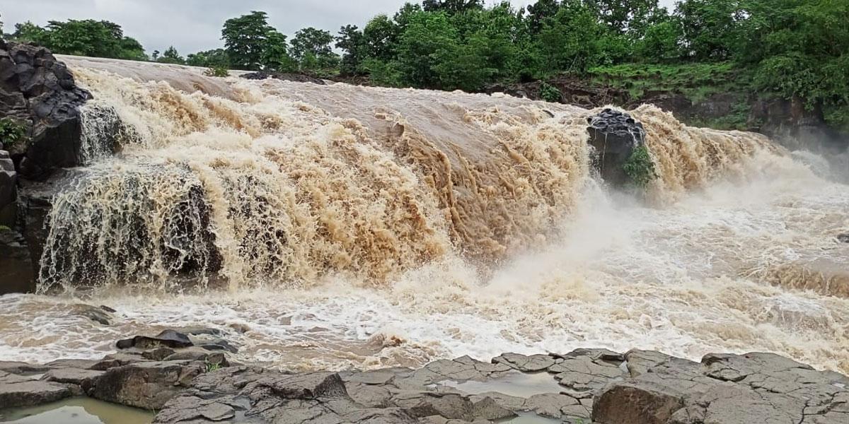పరవళ్లు తొక్కుతున్న పొచ్చర, కుంటాల జలపాతాలు