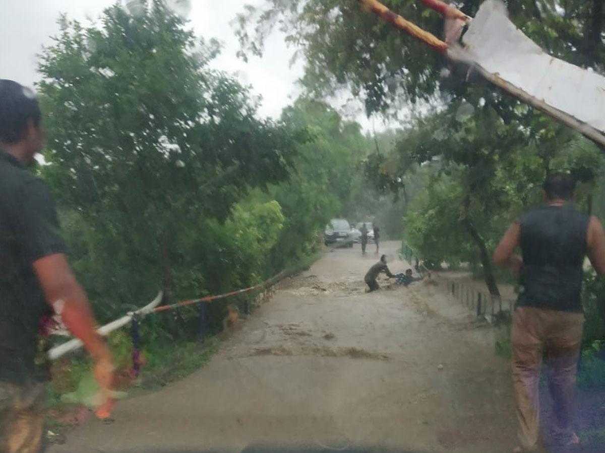 విషాదం : పొచ్చెర జలపాతంలో వ్యక్తి గల్లంతు